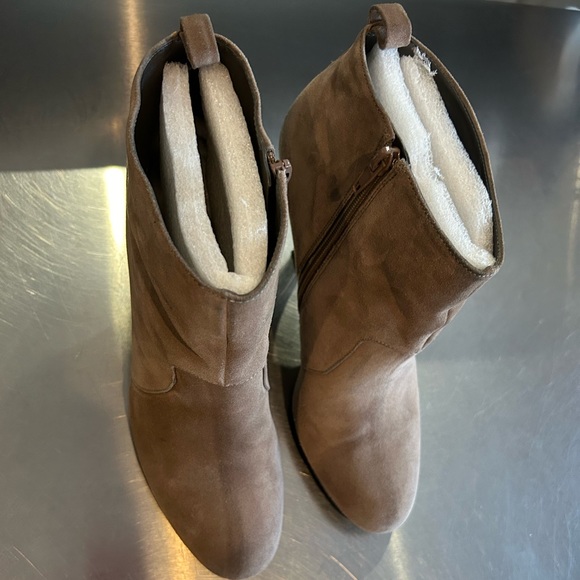 NINE WEST taupe suede booties - Picture 4 of 8